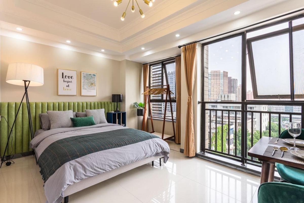 Wuhan Hongshan-Guanggu Square- Locals Apartment 00157650 Εξωτερικό φωτογραφία