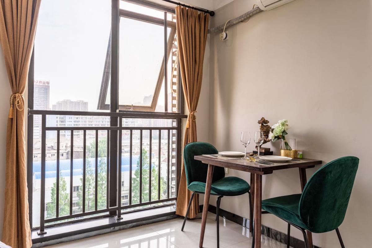 Wuhan Hongshan-Guanggu Square- Locals Apartment 00157650 Εξωτερικό φωτογραφία